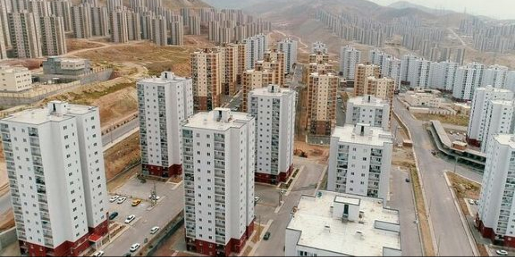 به گزارش خبرانرژی به نقل از ایسنا، بازار معاملات مسکن در تهران کساد است و آپارتمان‌های بزرگ متراژ در رکود عمیق‌تری به سر می‌برند. بررسی‌ها نشان می‌دهد نرخ‌های پیشنهادی در مقایسه با ماه گذشته با افت مواجه شده و این در حالی است که طرف تقاضا واکنش خاصی به قیمت‌های جدید از خود نشان نمی‌دهد.