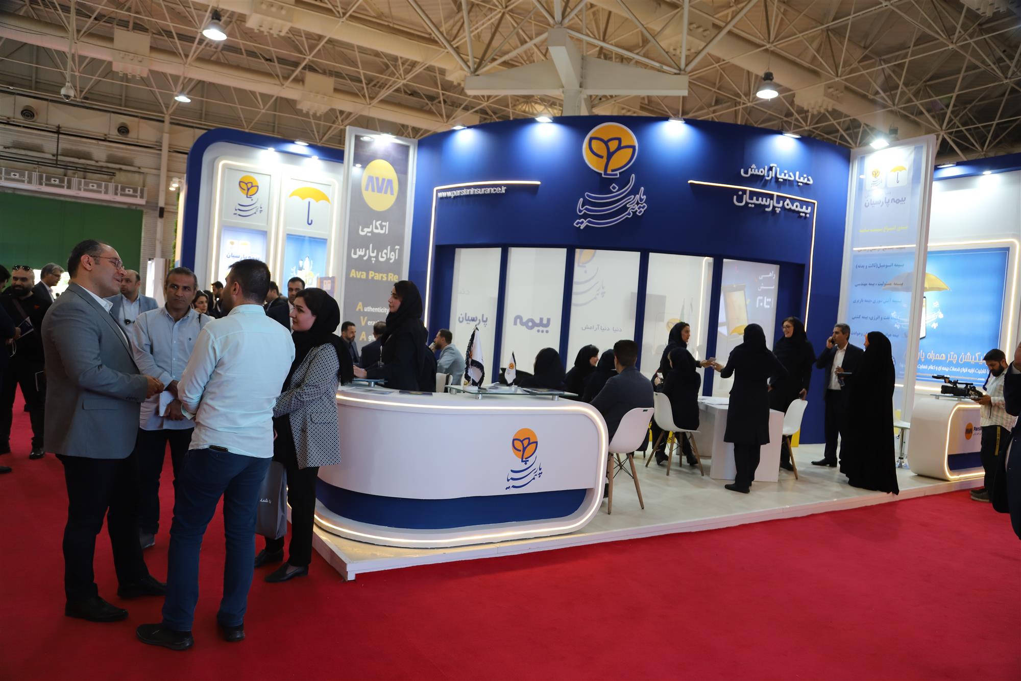 به گزارش خبر انرژی به نقل از روابط عمومی بیمه پارسیان؛ با توجه به برگزاری پانزدهمین نمایشگاه بین المللی صنعت مالی و حضور بیمه پارسیان در این نمایشگاه، غرفه این شرکت با حضور مدیران و کارشناسان خبره در حوزه های مختلف بیمه ­ای پاسخگوی بازدیدکنندگان و مراجعه کنندگان بود.