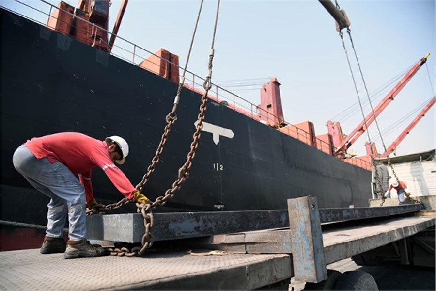 به گزارش خبرانرژی به نقل از سازمان بنادرودریانوردی، سرپرست معاونت امور بندری و اقتصادی اداره کل بنادر و دریانوردی خوزستان با اعلام این خبر گفت: کل تخلیه و بارگیری نفتی و غیرنفتی مجتمع بندری امام خمینی(ره) در سه ماهه نخست سال جاری ۱۰ میلیون و ۵٨٩ هزار تن شده است.