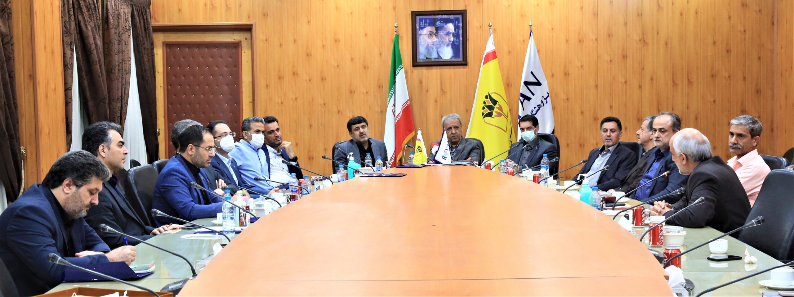 به گزارش خبر انرژی به نقل از بانک پارسیان، در این نشست که حمیدرضا رفیعی مدیرعامل گروه مالی بانک، مجتبی تقی پور مدیرعامل شرکت تأمین سرمایه لوتوس و مهدی قاسمی مسئول نظارت و تطبیق شرعی بانک و معاونین پژوهشگاه رویان نیز حضور داشتند؛ کورش پرویزیان مدیرعامل بانک پارسیان نگاه حمایتی بانک پارسیان به توسعه بخش درمان و فعالیت‌های علمی و تحقیقاتی کشور را مورد تأکید قرار داده و با اشاره به همکاری‌های بانک با پژوهشگاه رویان، استفاده بهینه از ابزارها و روش‌های مهندسی در جهت کاهش زمان و هزینه و تسریع در نهایی شدن پروژه‌ها را خواستار شد.