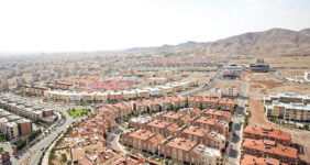 به گزارش خبرانرژی به نقل از ایسنا، بازار مسکن در شهر جدید پرند از ریزش قیمت مسکن مصون نمانده و همین مساله به ایجاد انتظارات کاهشی و رکود معاملات انجامیده است؛ موضوعی که چندان به مذاق دلالان و سفته بازان خوش نیامده و از رکود معاملات گله‌مند هستند.