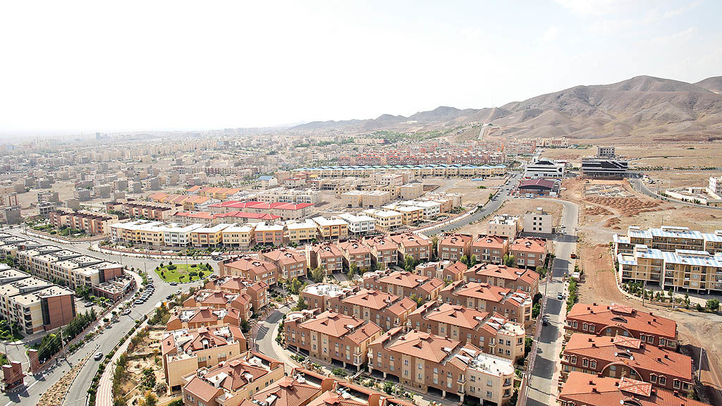 به گزارش خبرانرژی به نقل از ایسنا، بازار مسکن در شهر جدید پرند از ریزش قیمت مسکن مصون نمانده و همین مساله به ایجاد انتظارات کاهشی و رکود معاملات انجامیده است؛ موضوعی که چندان به مذاق دلالان و سفته بازان خوش نیامده و از رکود معاملات گله‌مند هستند.