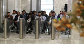 به گزارش خبر انرژی به نقل از روابط عمومی بانک ملی ایران، آزمون استخدامی بانک ملی ایران در تاریخ ۱۵ اردیبهشت ماه گذشته برگزار شد و پذیرفتهشدگان از ۱۲ تا ۱۸ تیرماه فرصت داشتند تا در مرحله نخست فرایند استخدامی، نسبت به تکمیل مدارک و ارسال اسناد خوداظهاری و صلاحیتهای عمومی گزینش، اقدام کنند.