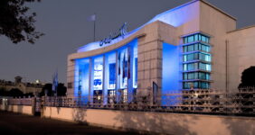 به گزارش مدیریت زیست به نقل از روابط عمومی بانک ملی ایران، این بانک سهم عمده و نقش قابل توجهی در پرداخت وام های قرض الحسنه ازدواج و فرزندآوری به جوانان و متقاضیان واجد شرایط در شبکه بانکی دارد و همواره بر اولویت پرداخت تسهیلات قرض‌الحسنه و همچنین لزوم تسریع و تسهیل آن تاکید دارد.