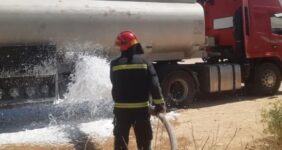 به گزارش خبر انرژی به نقل از شهر مردم: فرخنده آشوری| اما ماجرا به‌اینجا ختم نشد و باخبر شدیم که‌این ماده شیمیایی که به گفته خود مسئولان، خطرناک محسوب می شد در حاشیه کمربندی تخلیه شده و براساس خبر غیررسمی که به دست ما رسید مقدار ۱۱ هزار لیتر از این ماده شیمیایی تخلیه شده بود، بنابراین تصمیم گرفتیم تا این مورد را بررسی کنیم.