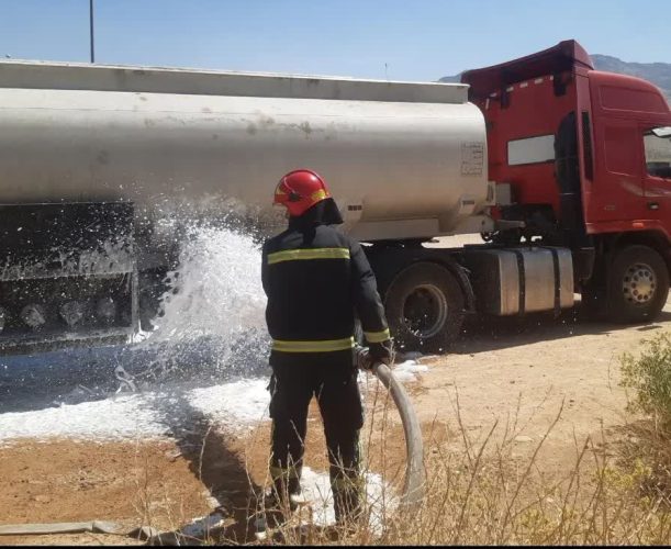 به گزارش خبر انرژی به نقل از شهر مردم: فرخنده آشوری| اما ماجرا به‌اینجا ختم نشد و باخبر شدیم که‌این ماده شیمیایی که به گفته خود مسئولان، خطرناک محسوب می شد در حاشیه کمربندی تخلیه شده و براساس خبر غیررسمی که به دست ما رسید مقدار ۱۱ هزار لیتر از این ماده شیمیایی تخلیه شده بود، بنابراین تصمیم گرفتیم تا این مورد را بررسی کنیم.