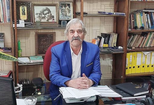 به گزارش خبر انرژی: این در حالی بوده که وقوع زمین لرزه اخیر را نیز باید یکی از عوامل کاهش قیمت و کسادی در این بازار دانست. علاوه براین در حال اضر قیمت خانه‌های دست دوم و رهن هم به مقدار قابل توجهی کاهش داشته و به نظر می‌رسد این رون ادامه دارد.