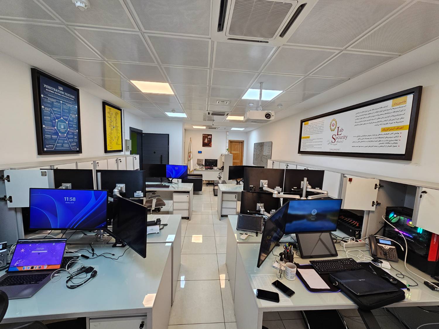 به گزارش خبر انرژی ، علیرضا ماهیار در گفت و گو با خبرنگار روابط عمومی بانک ملی ایران با اعلام این خبر گفت: با توجه به گسترش روزافزون تولید ابزارهای کاربردی و توسعه سامانه های اطلاعاتی و عملیاتی، لزوم به کارگیری روش ها و اصول مهندسی فناوری اطلاعات در مراحل توسعه، مدیریت و پشتیبانی بیش از پیش نمایان می شود و بانک ملی ایران بنابر رسالت ملی خود و در امتداد اقدامات مبتکرانه و راهگشا، این آزمایشگاه امنیت و کیفیت نرم افزار را راه اندازی کرده است.