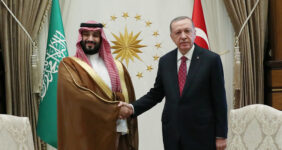 به گزارش خبرانرژی: به عنوان مثال می‌توان به نحوه اشتراک‌گذاری عکس دست دادن رئیس جمهور ترکیه با ولیعهد عربستان در آنکارا اشاره کرد که توسط دفاتر رسمی ارتباطی ترکیه و عربستان که در روزنامه‌های هر دو کشور منعکس شد.
