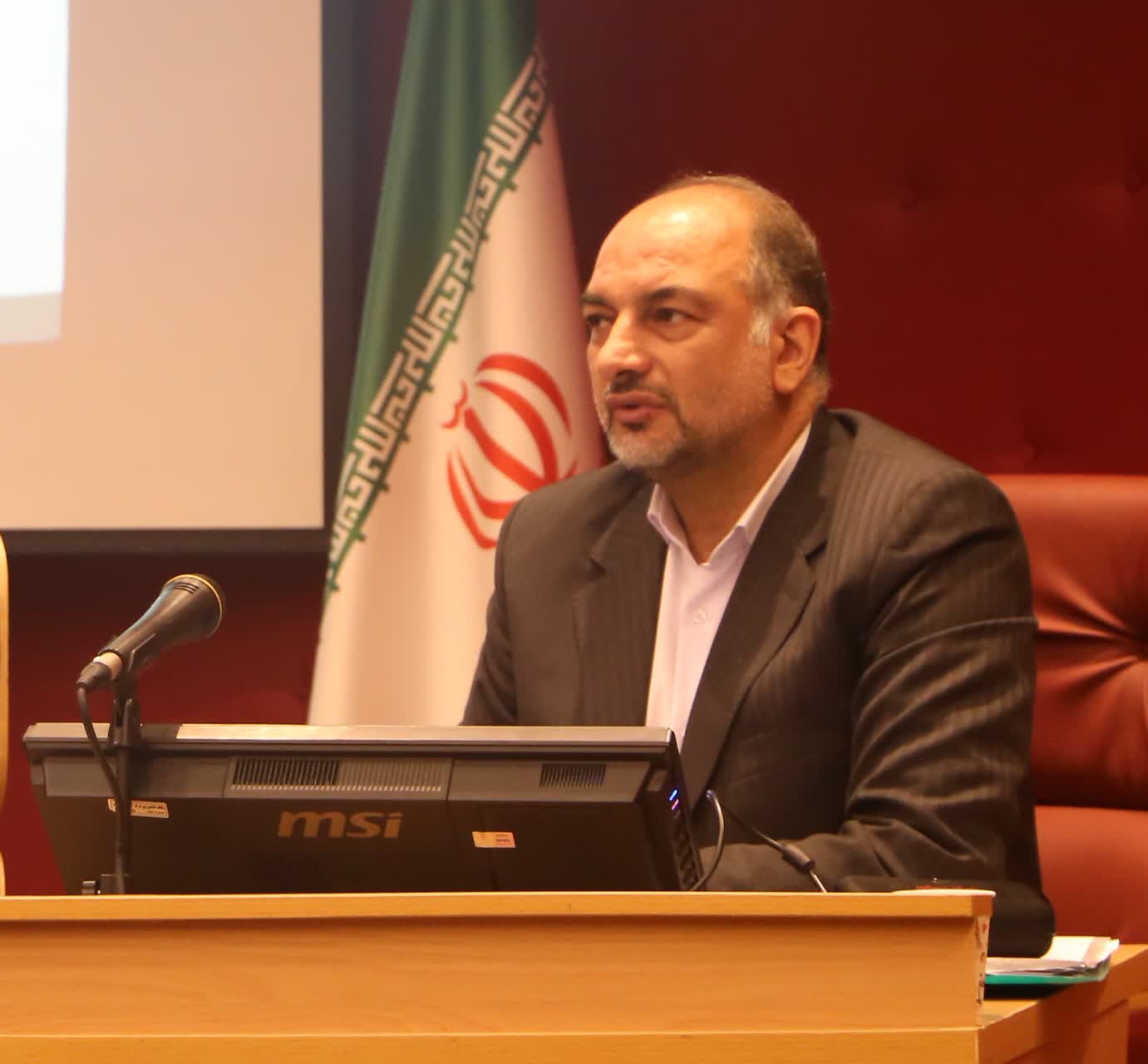 به گزارش خبر انرژی به نقل از پایگاه اطلاع‌رسانی وزارت جهاد کشاورزی، سید احمدرضا سیدعلیان اعلام کرد: الزام واحدهای پرورش دام و طیور به آسیاب میکسر یک تناقض در سیاست و عملیات بود که برطرف شد و از امروز اگر دامدار یا مرغداری بخواهد مجوز احداث واحد تولیدی جدیدی را بگیرد، ناچار به راه‌اندازی کارگاه تولید خوراک در واحد تولیدی خود نیست.