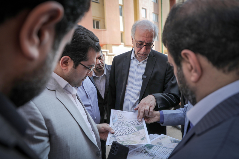 به گزارش خبر انرژی به نقل از پایگاه خبری بانک مسکن – هیبنا ؛ دکتر حسینی با حضور در پروژه سبحان۲ به بررسی سازه‌ها و استحکامات منطقه و واحدهای مسکونی پرداخت.