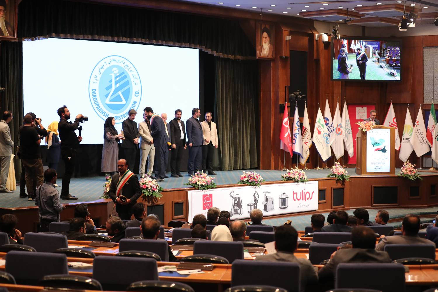 به گزارش خبر انرژی به نقل از روابط عمومی بانک ملی ایران، این تندیس به پاس سال ها خدمات دهی مطلوب و موثر بانک ملی ایران به مشتریان خود در راستای ایجاد و توسعه واحدهای تولیدی و بنگاه های بزرگ اقتصادی، ایجاد فرصت های شغلی پایدار، تولید مولد، بومی سازی محصولات استراتژیک، تکمیل زنجیره ارزش، جلوگیری از خام فروشی، ایجاد ظرفیت های تولید و… اهدا شد.