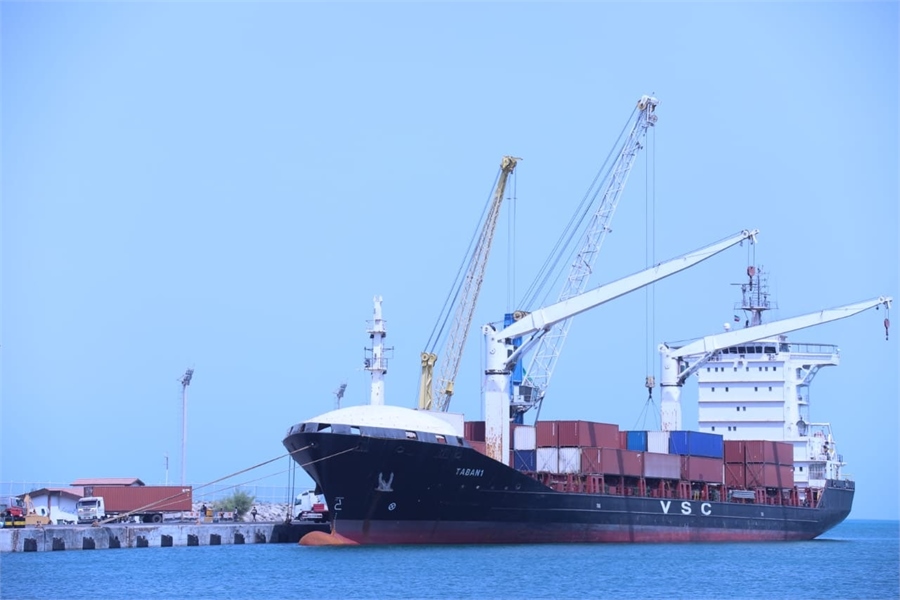 به گزارش خبرانرژی: اسماعیل حسین‌زهی در گفت‌وگو با سازمان بنادر و دریانوردی با اشاره به اینکه توسعه بندر چابهار اثرات بسیار زیادی بر زندگی و معیشت مردم منطقه خواهد داشت، عنوان کرد: کشورهای شرق آسیا و کشورهای حوزه CIS از جمعیت بسیار بالایی برخودار هستند و بهترین مسیر برای انتقال کالا در مورد برخی از این کشورها، بندر چابهار است.