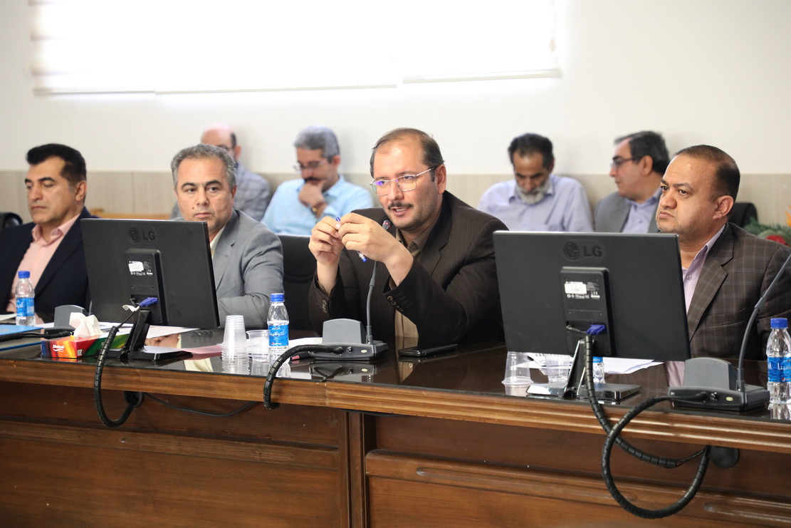 به گزارش خبرانرژی به نقل از روابط عمومی سازمان منابع طبیعی و آبخیزداری کشور، حسن وحید در کارگاه آموزشی معاونین فنی ادارات کل منابع طبیعی و آبخیزداری کشور که با هدف ارزیابی عملکرد مدیریت مشارکتی در عرصه‌های جنگلی و نحوه اجرای مدیریت در طرح‌های مرتعداری تلفیقی و همچنین مدیریت مناطق بیابانی در مجتمع جوانشیر کرج برگزار شد، در سخنانی شرایط اقلیمی کشور را خشک و نیمه‌خشک برشمرد و گفت: وجود این شرایط سبب ایجاد عرصه‌های بیابانی، کانون بحرانی گرد و غبار و افزایش مراتع ضعیف شده است، که برای عبور از این شرایط سخت و دشوار، باید با مدیریت صحیح بر روی منابع موجود، سازگاری بیشتری با این شرایط اقلیمی ایجاد کنیم.