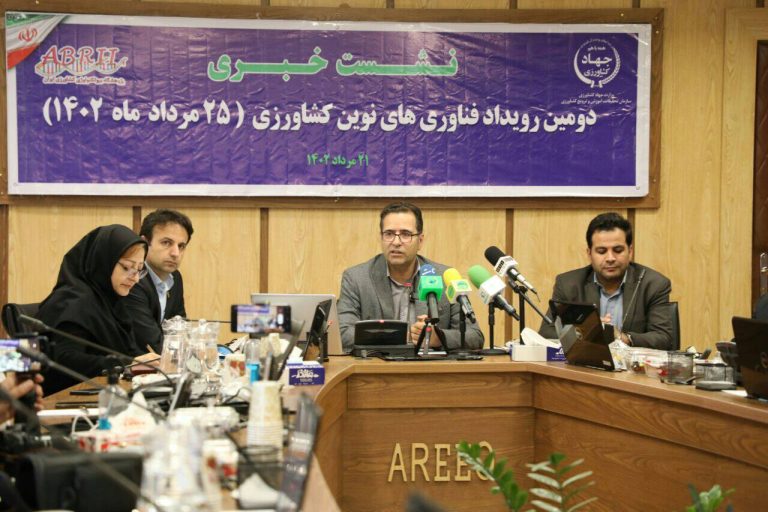 به گزارش خبر انرژِی به نقل از وزارت جهادکشاورزی، غلامرضا صالحی جوزانی در نشست خبری برگزاری “دومین رویداد فناوری‌های نوین کشاورزی” از جمله چالش‌های مهم بخش کشاورزی و منابع طبیعی کشور را ضریبِ نفوذِ دانشِ کمتر از ۵ درصد عنوان کرد و گفت: با امضای ۲۰ قرارداد فناوری جدید تجاری‌‌سازی شده در حوزه نهاده‌های کشاورزی، واردات حدود سه میلیارد دلاری انواع نهاده‌های فناورانه کشاورزی از قبیل؛ بذر هیبرید، برخی کودهای شیمیایی، آفت‌کشهای شیمیایی، هسته‌های اولیه طیور و آبزیان، واکسن و داروهای دامی، ماشین‌های پیشرفته، افزودنی‌های صنایع غذایی و استارترها و … کاهش می‌یابد.