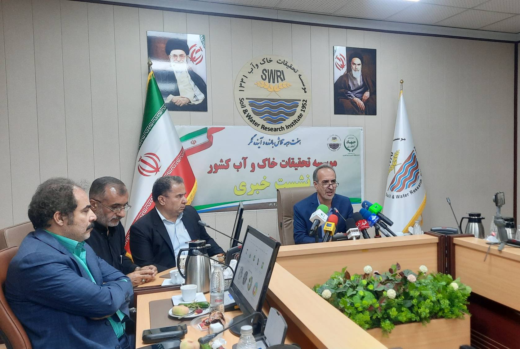 به گزارش خبرانرژی: رضوانی – کرج: دکتر هادی اسدی رحمانی با بیان اینکه در هر سال بیش از ۱۰ هزار هکتار از اراضی کشاورزی در کشور تغییر کاربری داده می‌شود، افزود: یکی از جدی‌ترین تهدیدهایی که در دهه‌های اخیر موجودیت اراضی کشاورزی با آن مواجه شده تغییر کاربری اراضی است و بر اساس مطالعه ای که در موسسه تحقیقات خاک و آب انجام شده در طی ۴۵ سال (۱۳۴۵-۱۳۸۰) حدود ۲۰۰ هزار هکتار از اراضی اطراف ۶ کلانشهر کشور تغییر کاربری داده شده است.