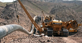 به گزارش خبر انرژی به نقل از شرکت ملی گاز ایران، حمید نجفی در آستانه هفته دولت اظهار کرد: این مهم با استفاده از ظرفیتهای موجود در قانون حداکثر استفاده از توان تولیدی و خدماتی کشور و حمایت از کالای ایرانی، قانون جهش تولید دانشبنیان، آییننامههای اجرایی مرتبط با دو قانون یاد شده، حلوفصل شکایات و اختلافهای فنی بین کارفرمایان و تولیدکنندگان کالا انجام میشود.