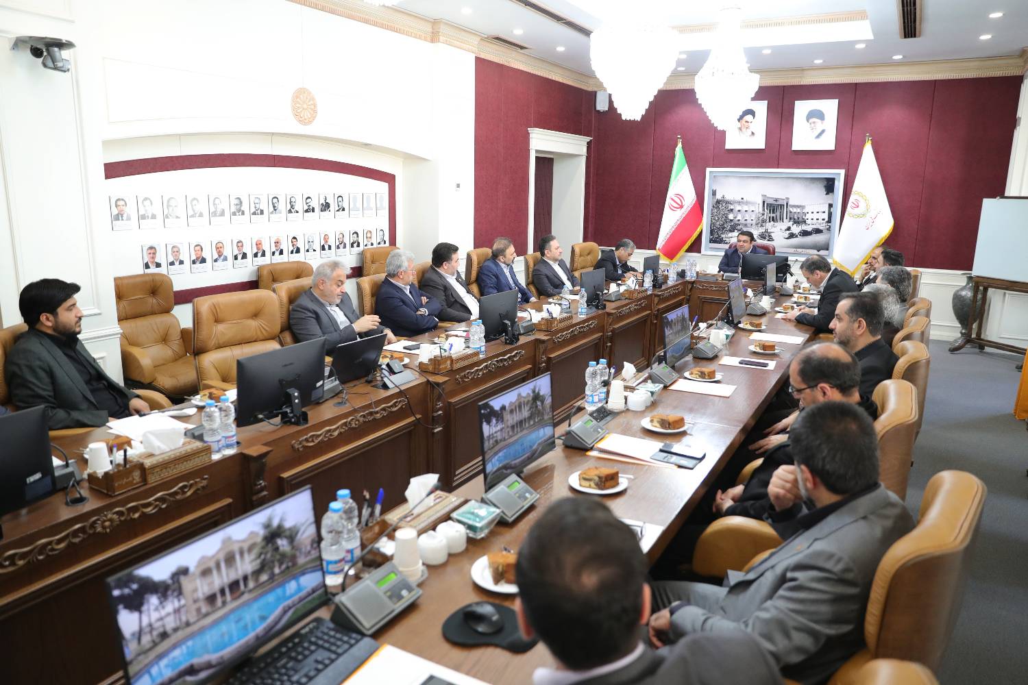 به گزارش خبر انرژی به نقل از روابط عمومی بانک ملی ایران، دکتر ابوالفضل نجارزاده مدیر عامل بانک در مراسم معارفه آقایان امیر مسعود رزازان و حسین بهاری اعضای جدید هیات مدیره بانک ملی ایران و تودیع آقایان ناصر شاهباز و کاووس ایرج پور از اعضای سابق هیات مدیره این بانک و همچنین معارفه آقای رضا رفیعا مدیر امور حوزه مدیریت و روابط عمومی و تودیع آقای مصطفی امیری قادی مدیر امور سابق حوزه مدیریت که با حضور رئیس و اعضای هیات مدیره و هیات عامل بانک ملی ایران برگزار شد،بر غنای کارشناسی نیروی انسانی در بانک ملی ایران تاکید کرد و گفت:یکی از ویژگی های بانک ملی ایران،عرق سازمانی نیروی انسانی به این بانک و دغدغه شان نسبت به منافع بانک ملی ایران است.