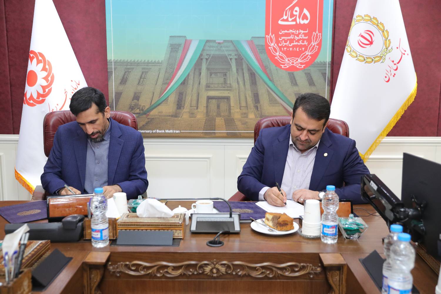 به گزارش خبر انرژی به نقل از روابط عمومی بانک ملی ایران، دکتر ابوالفضل نجارزاده  در این مراسم با تاکید بر اعتقاد عمیق بانک ملی ایران به ایفای نقش در حوزه مسئولیت های اجتماعی،گفت: این بانک بخشی از منابع اختصاصی خود را در راستای ایفای نقش در حوزه مسئولیت های اجتماعی قرار داده و در این راستا به سازمان بهزیستی که متولی امور بخش مهمی از اقشار آسیب پذیر از جمله معلولان و افراد ناتوان است،سهم ویژه ای را اختصاص داده و تکالیف مربوطه خود  را در این زمینه  انجام   می دهد.