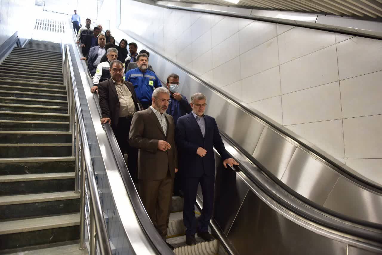 به گزارش خبرانرژی: عالیه رضوانی- کرج| استاندار البرز در این مراسم ضمن قدردانی از زحمات و تلاش‌های شبانه روزی مجموعه مدیریت شهری کرج و همه افرادی که در این زمینه فعالیت کردند، به اهمیت متروی کرج در رفع مشکلات ترافیکی شهروندان اشاره کرد و گفت: کلنگ این پروژه قریب به ۱۷ سال پیش بر زمین زده و دوره‌های مختلفی از شورای شهر سپری شد و تلاش‌های بسیاری در دوره‌های مختلف صورت گرفت و امروز با پیگیری‌های مضاعف به بهره‌برداری رسید .