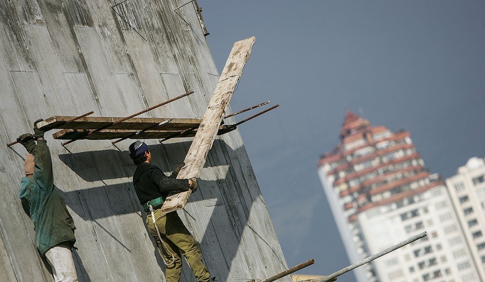 به گزارش خبرانرژی، دبیر کانون سراسری انبوه‌سازان درباره هزینه‌های ساخت مسکن، اظهار داشت:‌ هزینه ساخت مسکن برای گروه‌های مختلف ساختمانی مشخص است. این هزینه‌ها براساس سرفصل‌ها، ضرائب منطقه‌ای، حقوق و دستمزد تعریف می‌شود.