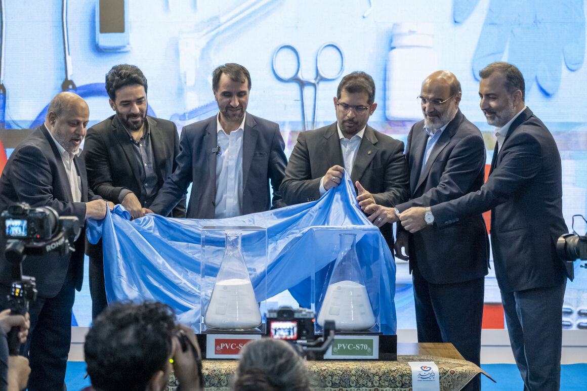 به گزارش خبر انرژی به نقل از شانا، دو پلیمر PVC_S70 و PVC_S67 گرید پزشکی پتروشیمی غدیر امروز (چهارشنبه، ۲۹ شهریورماه) در حاشیه آخرین روز نمایشگاه بین‌المللی ایران‌پلاست با حضور مرتضی شاهمیرزایی، مدیرعامل شرکت ملی صنایع پتروشیمی و مدیران هلدینگ تاپیکو رونمایی شد.