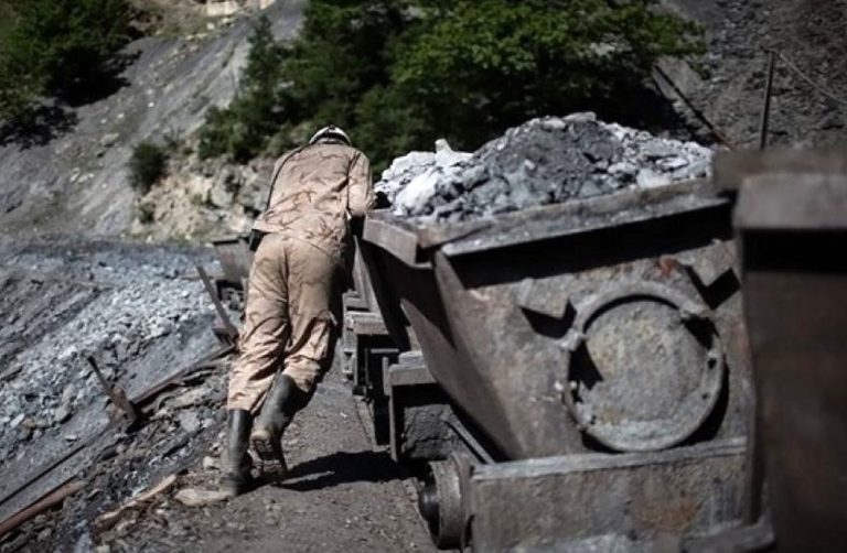 به گزارش خبر انرژی ، دبیر انجمن زغال‌سنگ ایران با بیان اینکه زغال سنگ در کشور رها شده و دولت سیاستگذاری مشخصی در زمینه زغال سنگ ندارد، گفت: سال گذشته ۸۰۰  میلیون دلار زغال سنگ وارد کشور شده در حالیکه ما جزو کشورهای زغال‌خیز دنیا هستیم.