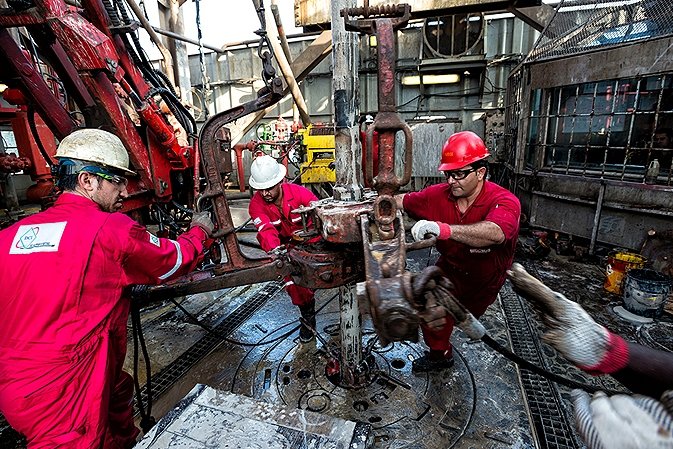 به گزارش خبر انرژی به نقل از شانا رامین روغنیان تصریح کرد: تکمیل زنجیره سه‌گانه هدایت سیالات به مخزن، چاه و تأسیسات لازمه تداوم و افزایش تولید است و خوشبختانه طی دو سال گذشته در هر سه بخش فعالیت‌های بسیار خوب و قابل دفاعی انجام شده است.