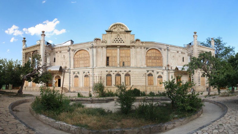 به گزارش خبر انرژی، کاخ باغچه جوق در اواخر دوره قاجاریه( ۱۳۱۳ الی ۱۳۲۴ ه.ق) در دو طبقه به دستور تیمور تیموری، معروف به اقبال السلطنه ماکوئی، یکی از حکام مقتدر وقت و از سرداران مظفرالدین شاه ساخته شد. ویژگی‌های منحصر به فرد این کاخ آنقدر چشمگیر بود که دولت پهلوی در سال ۱۳۵۳ آن را خریداری کرد و بعد از تعمیرات ضروری و رفع خطر از آن برای بازدید عمومی آماده اش کرد و نام کاخ موزه را برآن گذاشت.