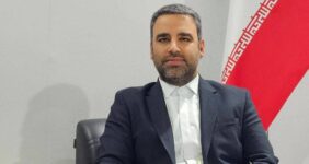 به گزارش خبر انرژی : دکتر محمد فرزاد میرزایی قلعه، مدیر کل گردشگری و صنایع دستی شورایعالی مناطق آزاد در جمع کنشگران اقتصادی و برگزار کنندگان نمایشگاه های بین المللی با اشاره به ظرفیت های بی بدیل قانونی و جغرافیایی مناطق آزاد، این مناطق را بهشت سرمایه گذاران خرد و کلان ملی و بین المللی مطرح نمود ، ایشان با اشاره به پراکنش جغرافیایی ۴۸ منطقه آزاد و ویژه اقتصادی کشور عنوان نمود با توجه به ظرفیت های مرزی بودن، عدم نیاز به روادید، تسهیل در امر مجوزات قانونی کسب و کار ، وجود بالغ بر ۸۵۰ بسته آماده سرمایه گذاری و البته شکل گیری زنجیره ارزش محصول متناسب با کار ویژه هر منطقه ، عملا این مناطق بهشت سرمایه گذارانی است که قصد تولید و فراوری کالاهایی را دارند که در مناطق زنجیره آن تشکیل شده است.