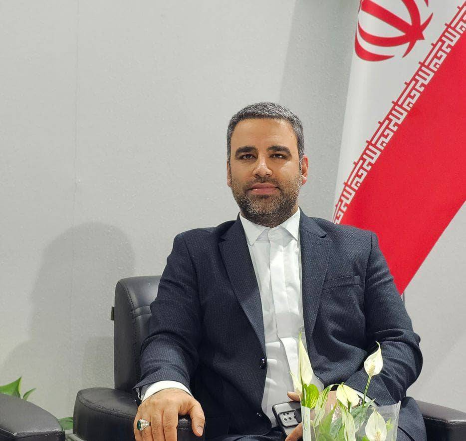 به گزارش خبر انرژی : دکتر محمد فرزاد میرزایی قلعه، مدیر کل گردشگری و صنایع دستی شورایعالی مناطق آزاد در جمع کنشگران اقتصادی و برگزار کنندگان نمایشگاه های بین المللی با اشاره به ظرفیت های بی بدیل قانونی و جغرافیایی مناطق آزاد، این مناطق را بهشت سرمایه گذاران خرد و کلان ملی و بین المللی مطرح نمود ، ایشان با اشاره به پراکنش جغرافیایی ۴۸ منطقه آزاد و ویژه اقتصادی کشور عنوان نمود با توجه به ظرفیت های مرزی بودن، عدم نیاز به روادید، تسهیل در امر مجوزات قانونی کسب و کار ، وجود بالغ بر ۸۵۰ بسته آماده سرمایه گذاری و البته شکل گیری زنجیره ارزش محصول متناسب با کار ویژه هر منطقه ، عملا این مناطق بهشت سرمایه گذارانی است که قصد تولید و فراوری کالاهایی را دارند که در مناطق زنجیره آن تشکیل شده است.