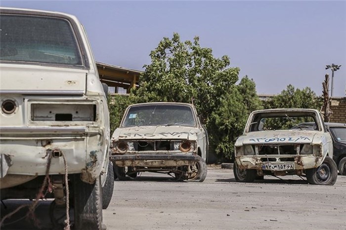 به گزارش خبر انرژی به نقل از ایسنا، محمود مشهدی شریف، به تشریح پشت پرده افزایش قیمت خودروهای فرسوده و اسقاطی گفت: متاسفانه شایعه‌ای غلط پخش شد که صاحبان خودروهای فرسوده می‌تواند برای واردات خودرو اقدام کنند؛ بر این اساس افراد تشویق شدند تا خودروی فرسوده بخرند به امید آنکه بتوانند خودروی خارجی وارد کنند.