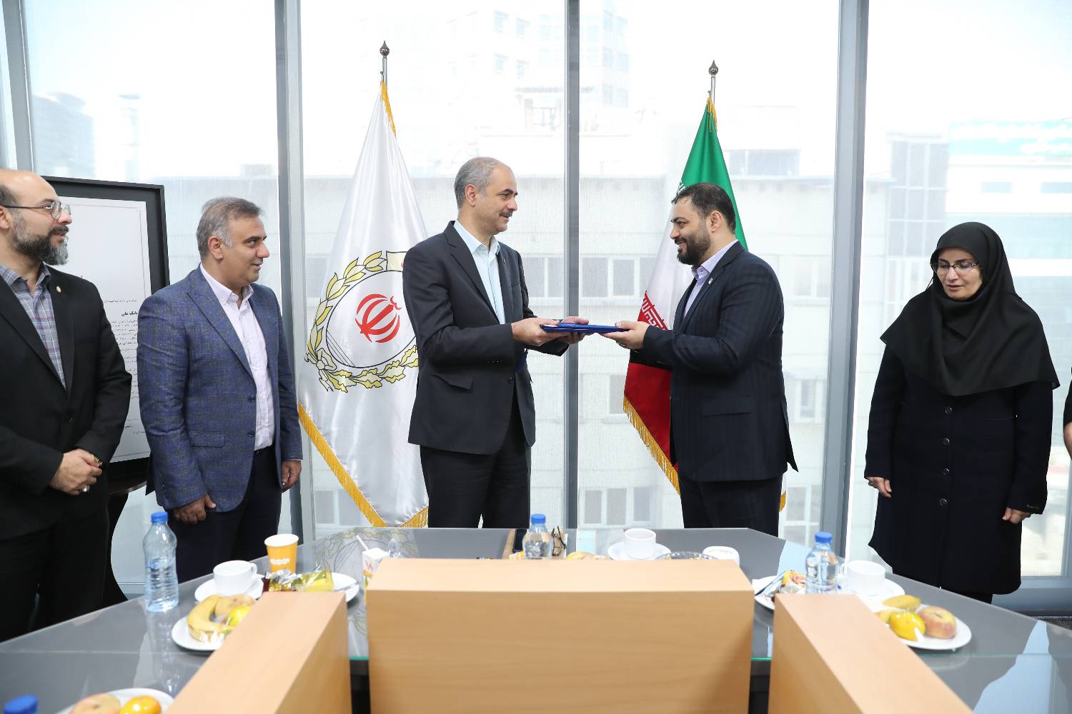 به گزارش خبر انرژی به نقل از روابط عمومی بانک ملی ایران، مدیر کل استاندارد استان تهران در این مراسم که مجید ترکمانی رئیس اداره کل شبکه و زیر ساخت و کارشناسان این اداره حضور داشتند، با گرامیداشت روز جهانی استاندارد گفت: بانک ملی ایران نخستین بانکی است که در شبکه بانکی کشور موفق به اخذ گواهینامه استاندارد آزمایشگاه INSO 17025و INSO 15408 در حوزه فناوری اطلاعات، فنون امنیتی، معیار ارزیابی امنیت فناوری اطلاعات و مولفه های تضمین امنیتی و نیز استاندارد  INSO 20843(ISO/IEC 25051) در حوزه مهندسی نرم افزار، نیازمندی های کیفی سامانه و محصول نرم افزاری و ارزشیابی دستور العمل آزمون از سازمان ملی استاندارد ایران شده است.