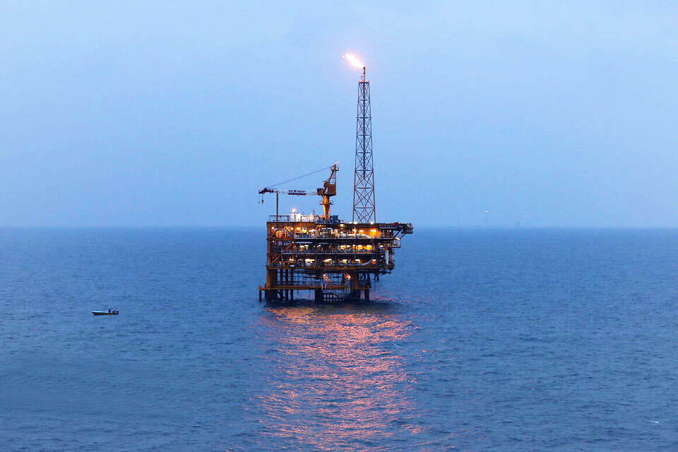 به گزارش خبرانرژی: سلمان خزایی در گفت‌وگو شانا با بیان اینکه شرکت نفت و گاز پارس بزرگ‌ترین تولیدکننده انرژی در کشور است، اظهار کرد: این شرکت روزانه معادل ۴ تا ۴.۵ میلیون بشکه نفت خام تولید می‌کند.