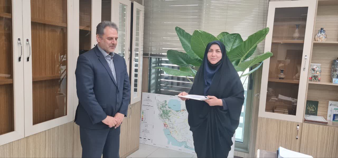 به گزارش خبر انرژی به نقل از پایگاه اطلاع‌رسانی وزارت جهاد کشاورزی، در بخشی از این حکم آمده است؛ با توجه به نقش مهم زنان در اداره امور جامعه و نیز جایگاه بارز زنان روستایی و عشایری در فعالیت‌ها و پیشرفت کشاورزی، صنایع وابسته و کارآفرینی این قشر مهم جامعه، انتظار دارد با هماهنگی و همکاری کلیه معاونین، مدیران سازمان‌ها، موسسات و شرکت‌ها در پیشبرد امور محوله اقدامات موثری را به انجام رسانید.