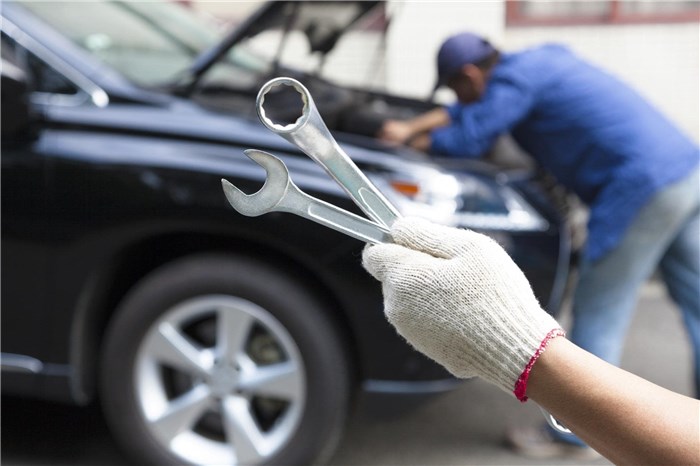 به گزارش خبر انرژی به نقل از ایسنا، چندی پیش، موضوع اتصال خودروسازان به سامانه جامع خدمات پس از فروش مطرح و اعلام شد که خودرو به “سامانه ملی گارانتی” اضافه شده است و فرآیند حضور خودروسازان داخلی در این سامانه در دستور کار قرار گرفته است؛ برای این منظور خودروسازان بایستی شبکه خود را معرفی کنند تا پس از ارزیابی و تایید شبکه آن‌ها، در سامانه قرار گیرند.