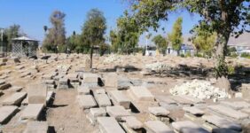 به گزارش خبر انرژی به نقل از شهر مردم، فاطمه مقدم: در حالیکه سالهاست مرمت گران و دوستداران میراث، خواهان آن هستند که مرمت و بازسازی آرامستان دارالسلام شیراز بدون آسیب زدن به منظر تاریخی آن، انجام شود، به تازگی در اقدامی عجولانه و غیر اصولی، مرمت و ساماندهی و یکسان سازی قبور گورستان دارالسلام در دستور کار قرار گرفته است.