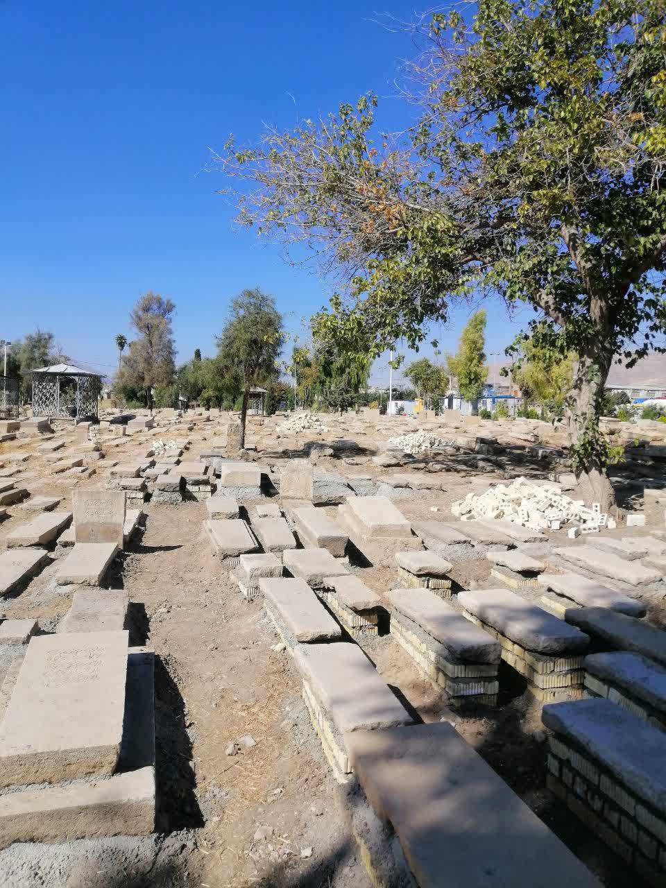 به گزارش خبر انرژی به نقل از شهر مردم، فاطمه مقدم: در حالیکه سالهاست مرمت گران و دوستداران میراث، خواهان آن هستند که مرمت و بازسازی آرامستان دارالسلام شیراز بدون آسیب زدن به منظر تاریخی آن، انجام شود، به تازگی در اقدامی عجولانه و غیر اصولی، مرمت و ساماندهی و یکسان سازی قبور گورستان دارالسلام در دستور کار قرار گرفته است.