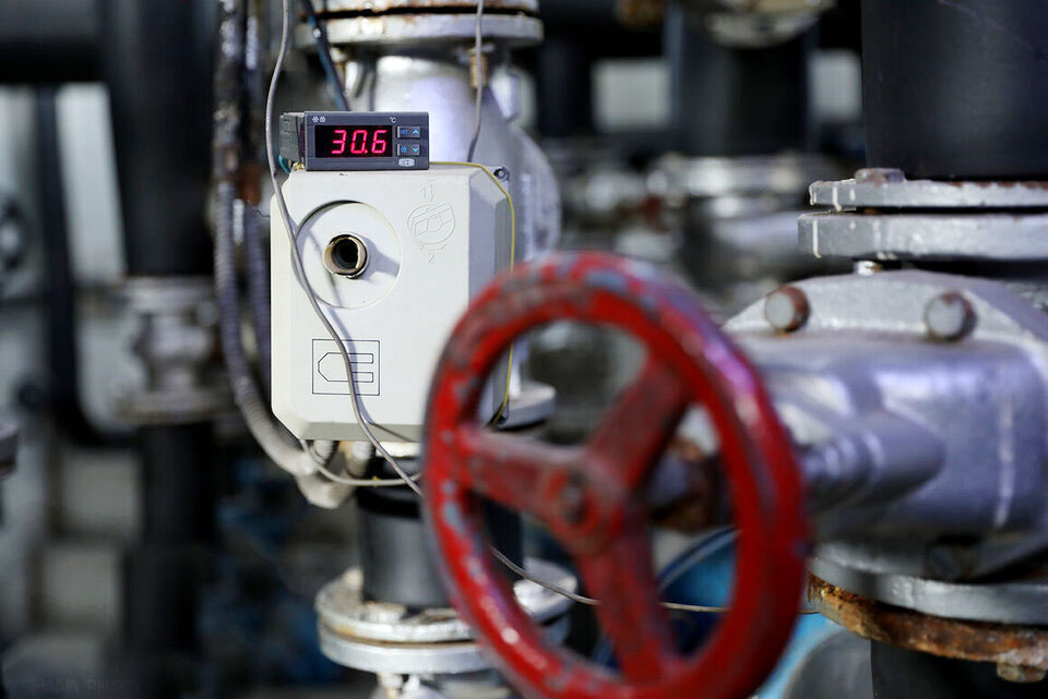 به گزارش خبرانرژی به نقل از شانا، حدود سه سال پیش بود که شرکت ملی گاز ایران در آیینی از طرح ملی بهینه‌سازی موتورخانه واحدهای مسکونی و تجاری رونمایی کرد و همسو با سیاست‌های کلان وزرات نفت مبنی بر بهینه‌سازی مصرف گاز طبیعی و در نتیجه کاهش آلودگی هوا و هزینه مشترکان، همچنین ایجاد اشتغال در کشور اجرای این طرح در دستور کار قرار گرفت تا با حمایت مالی و فنی از آن دسته از مشترکان گاز طبیعی که سیستم موتورخانه مرکزی گرمایشی دارند، نسبت به بررسی وضع فنی آنها به‌صورت رایگان اقدام شود.