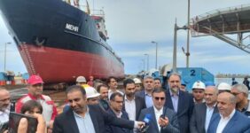 به گزارش خبرانرژی، یک شناور شرکت کشتیرانی دریای خزر که به همت شرکت کشتیسازی صدرای نکا به شناور کانتینری یخچالی تغییر کاربری داده شده است، صبح امروز چهارشنبه ۱۷ آبان ۱۴۰۲ طی مراسمی با حضور استاندار مازندران به آب انداخته شد.