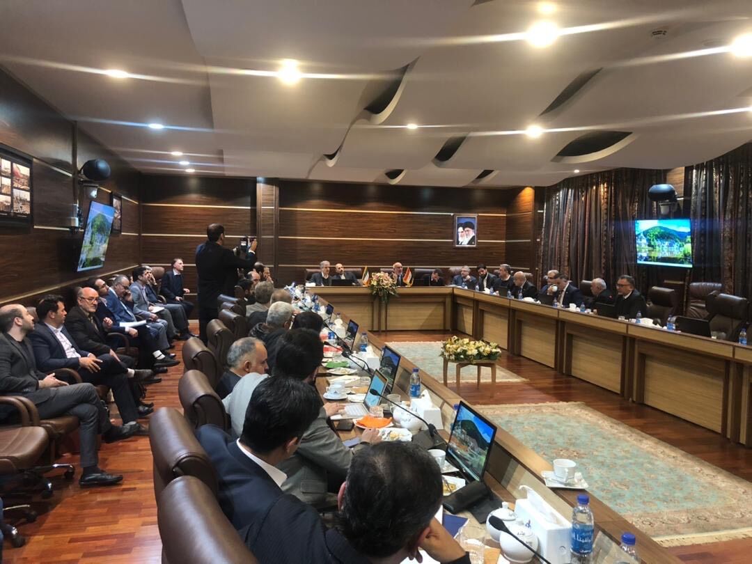 به گزارش خبرانرژی به نقل از شانا، وحیدرضا زیدی فرد با تأکید بر اینکه نشست پیمانکاران فعال در حوزه نفت و گاز ایرانی با حیان عبدالغنی، وزیر نفت عراق به درخواست طرف عراقی و با حضور نزدیک ۴۰ شرکت پیمانکاری فعال در پروژه‌های نفت و گاز، انجمن شرکت‌های مهندسی و پیمانکاری نفت، گاز و پتروشیمی، کارفرمایی تابع وزارت نفت و سازندگان و تأمین‌کنندگان کالا و تجهیزات صنعت نفت برگزار شد، گفت: این نشست با هدف معرفی توانمندی‌های تخصصی و صنعتی شرکت‌های ایرانی فعال در حوزه نفت و گاز با حضور وزیر نفت عراق و تعدادی از معاونان وی و شرکت‌های مدعو در محل مرکز همایش‌های بین‌المللی وزارت نفت برگزار شد.