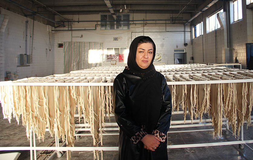 به گزارش خبرانرژی به نقل از وقایع‌نیوز: شهرزاد طیاری آشتیانی| شهلا غفاری، مدیر عامل شرکت خوشه طلا سراب در این گفت‌وگو می‌افزاید با توسعه شرکت، می‌توانیم تولید خود را تا سه برابر افزایش دهیم و برای ۲۴ نفر دیگر شغل پایدار ایجاد کنیم؛ اما لازمه این توسعه ۳ میلیارد تومان تسهیلات دولتی است که با وجود پیگیری‌های فراوان هنوز موفق به دریافت آن نشده‌ایم.