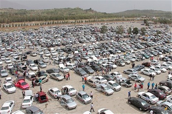 به گزارش خبر انرژی به نقل از ایسنا، سعید موتمنی در رابطه با آخرین وضعیت بازار خودروی کشور و افزایش قیمت چند نمونه از خودروها در این بازار، اظهار کرد: بازار طی ۱۰ روز یا به عبارت دقیق‌تر دو هفته اخیر از ثبات نسبی برخوردار و آرامش بر آن حاکم است؛ تنها قیمت تعدادی از خودروها از جمله محصولات خانواده پژو و در مونتاژی‌ها و خودروی هایما که توسط شرکت خودروساز فاکتور فروش نمی‌شود، در بازار دچار نوسان و افزایش قیمت شده است.