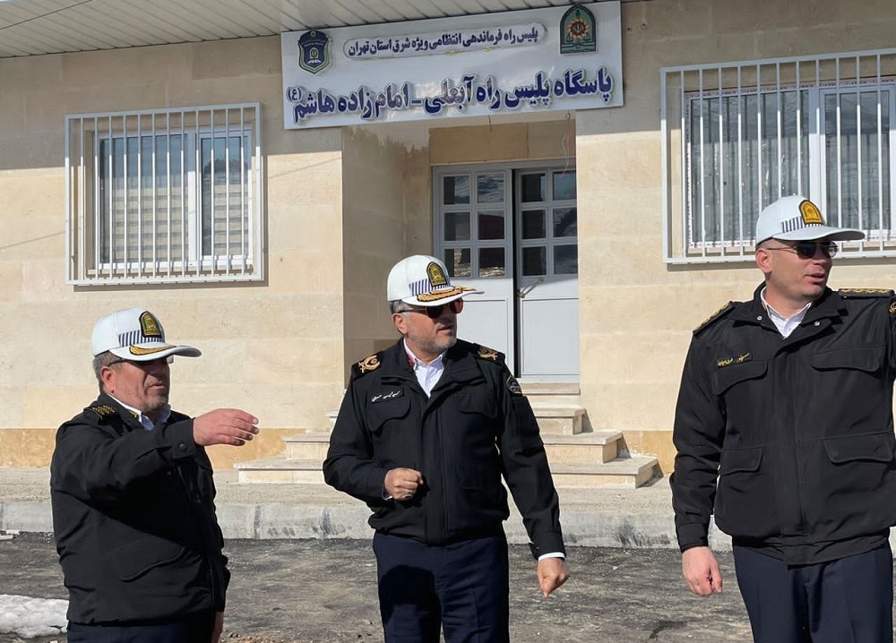 به گزارش خبرانرژی، سردار سیدتیمور حسینی رئیس جدید پلیس راهنمایی و رانندگی کل کشور امروز جمعه ۲۹ دی‌ماه ۱۴۰۲ و همزمان با روز هوای پاک ضمن بازدید از محورهای مواصلاتی شرق استان تهران در محدوده پیست آبعلی به‌دلیل توقفات و تراکم بالای خودرو، بر روند تسهیل رفت و آمد خودروها و کنترل ترافیک محدوده نظارت کرد.