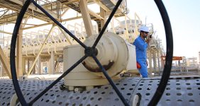 به گزارش خبر انرژی به نقل از شرکت نفت مناطق مرکزی، هرمز قلاوند، دلایل تأخیر در اجرای به‌موقع پروژه‌ها را شامل تأخیر در تکمیل و راه‌اندازی پروژه‌ها، نوسان قیمت‌ها ناشی از بالا رفتن نرخ ارز، استفاده نکردن از روش‌های استاندارد مدیریت پروژه و ناکارآمدی قوانین پیچیده منجر به اولویت‌بندی پروژه‌ها دانست.