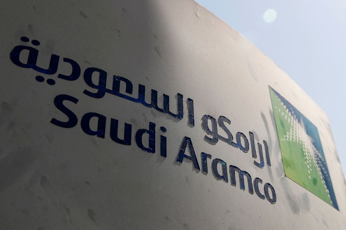 به گزارش خبر انرژی به نقل از خبرگزاری رویترز، شرکت سعودی آرامکو روز سه‌شنبه (۱۰ بهمن‌ماه) اعلام کرد که از این شرکت خواسته شده طرح افزایش حداکثر ظرفیت تولید پایدار نفت خام خود را به ۱۲ میلیون بشکه در روز کاهش دهد. آرامکو حدود چهار سال قبل ظرفیت تولید پایدار نفت خود را به ۱۳ میلیون بشکه در روز افزایش داده بود.