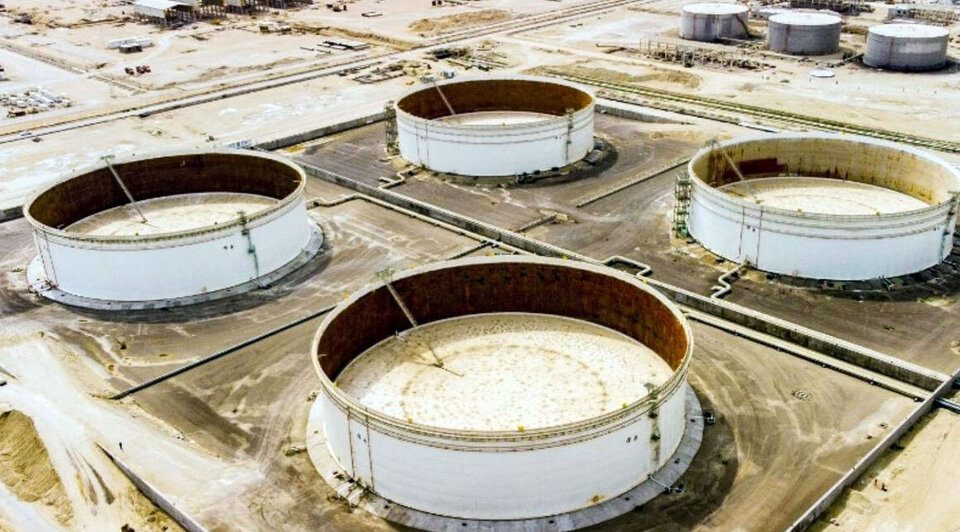 به گزارش خبر انرژی به نقل از صدا و سیما، حسین ذوالفقاری، مدیر طرح پیمانکاری گفت: برای نخستین بار در کشور از مخازن بتنی برای ذخیره‌سازی نفت خام استفاده و طراحی آن از سوی مهندسان ایرانی انجام شده است.