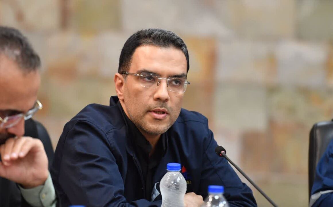 به گزارش خبرانرژی: محمد گلستان‌باغ در گفت‌وگو با شانا با بیان اینکه شرکت ملی مناطق نفت‌خیز جنوب به‌منظور تأمین نیازهای فناورانه، راهبردی و تحریمی، سطح ارتباطات علمی و مالی خود را با شرکت‌ها و مؤسسه‌های دانش‌بنیان افزایش داده است، اظهار کرد: این شرکت در دومین رویداد پتروتک به‌عنوان شرکت برتر صنعت نفت در اجرای قانون تولید بار اول معرفی شد که این نشان از اهمیت و جایگاه شرکت‌های دانش‌بنیان در شرکت ملی مناطق نفت‌خیز جنوب دارد.