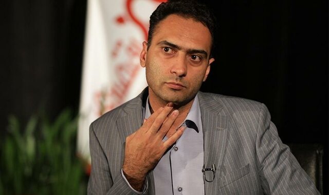 به گزارش خبر انرژی ، ایمان زنگنه - استاد دانشگاه - در گفت و گو با ایسنا، در رابطه با نزدیکی به ایام انتخابات و مطالباتی که جامعه و مردم از مجلس شورای اسلامی دارند، اظهار کرد: تصمیمات مجلس باید شفاف باشد و آنجاکه خاستگاه فساد اقتصادی است، شرایطی است که شفافیت در تصمیم‌گیری وجود نداشته باشد و در حوزه پول تمامی تصمیمات باید در اتاق شیشه‌ای گرفته شود که متاسفانه امروز این اتفاق، رخ نمی‌دهد.