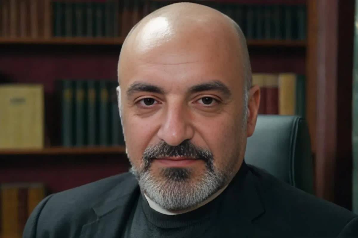 به گزارش خبر انرژی به نقل از خبربازار؛ سال ها بصورت تخصصی به آموزش در زمینه بهداشت خانواده از نظر اسلام و ماساژ پرداخته که حاصل آن تربیت بیش از17هزار شاگرد دراین زمینه ها است. کار را از روی چمن های دانشکده پزشکی شیراز آغاز و در تالار و محققان آستان قدس رضوی شهر مشهد بزرگ ترین کارش یعنی احیای ماساژ ایرانی با نام ماساژ کاریزرا انجام داد. تا به امروز وی تنها ایرانی صاحب سبک اختصاصی ماساژ در جهان است. فرصتی دست داد تا با امیر حسین آریا ابداع کننده ماساژ ایرانی کاریز گفتگویی انجام دهیم.